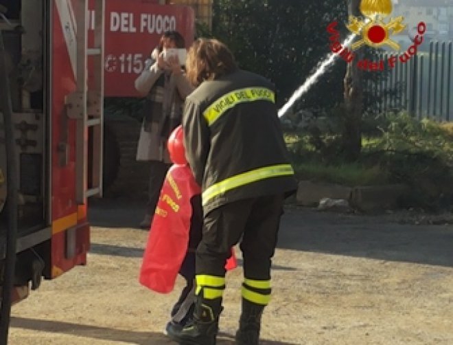 Alunni si esercitano con i Vigili del Fuoco