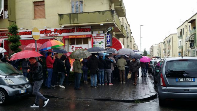 Fila per acquisto biglietto Tabacchi Collarile