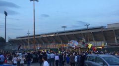 Tifosi festeggiano i calciatori del Benevento di ritorno da Carpi