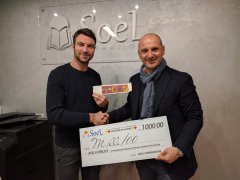 Fabio Lucioni riceve l'assegno di beneficenza per la fascia di capitano del Benevento messa all'asta