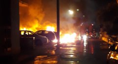 Telese Terme. Alte fiamme nella notte avvolgono una Bmw
