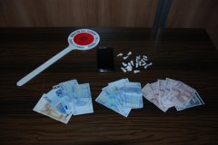 Operazione antidroga. Dosi di cocaina e banconote sequestrate (foto di archivio)