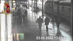 Bologna. Poliziotto salva un uomo che rischia di essere travolto dal treno nella Stazione centrale