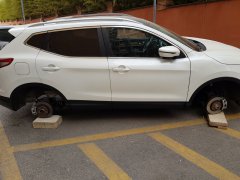 Furto pneumatici via Bucciano