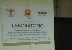 Targa simbolo M5S al Rampone