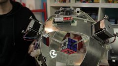 Cubo di Rubik, un robot lo risolve in meno di un secondo: nuovo record mondiale