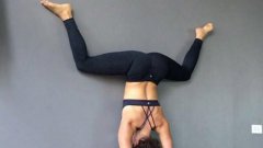 Yoga a parete, le incredibili pose di una giovane mamma