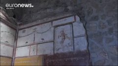 Atti vandalici a Pompei, sfregiato un affresco
