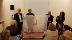 Il sindaco di Frasso Telesino, Pasquale Viscusi, riceve il vessillo Citta' del Vino