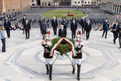 2 Giugno 2021. Festa della Repubblica, il presidente Sergio Mattarella depone una corona d'alloro all'Altare della Patria
