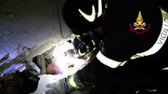 Terremoto Ischia - I Vigili del fuoco estraggono un neonato dalle macerie (22 agosto 2017)