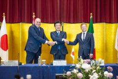Il ministro della Difesa italiano Guido Crosetto firma a Tokyo l'accordo sul Global Combat Air Programme (Gcap), insieme ai suoi omologhi giapponesi e britannici.