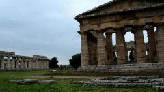 Paestum, il tempio di Nettuno invaso dai turisti