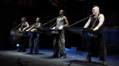 Gli Stomp sbarcano a Torino: sul palco un concerto per secchi e lavandini