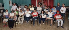 I partecipanti del Progetto Ibidem, corso di fotografia per disabili, mostrano orgogliosi i loro attestati di partecipazione