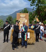Foglianise dona una scultura in paglia ai Carabinieri di Montesarchio