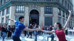 Flash mob con Roberto Bolle invade il centro di Napoli