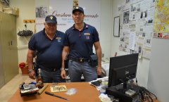 Il materiale sequestrato allo spacciatore arrestato nella Villa Comunale