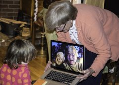 Nonni e computer, divario digitale