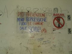 Uno degli striscioni affissi dal CAS