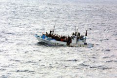 Barchino carico di profughi
