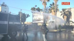 Napoli: manifestanti lanciano sassi e petardi, polizia risponde con idrante e fumogeni