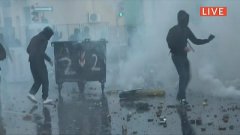 Napoli, corteo anti Salvini: manifestanti lanciano sassi e molotov