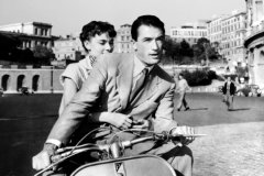 Vespa, un mito immortalato nel film Vacanze romane, con Gregory Peck e Audrey Hepburn
