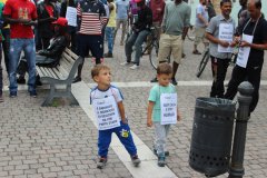 Due bimbi alla marcia delle donne e degli uomini scalzi
