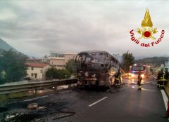 Autobus di linea va a fuoco sul raccordo autostradale Avellino - Salerno