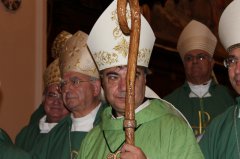 Mons. Battaglia. dietro il vescovo emerito mons. De Rosa
