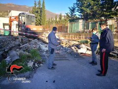 Carabinieri di Polla e Carabinieri Forestali individuano discarica abusiva con rifiuti pericolosi