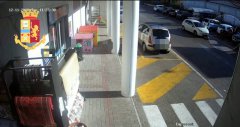 Trucco della gomma bucata. Ladri in azione nel video della Polizia