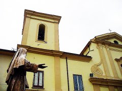 foto IL QUADERNO.IT - Le crepe visibili dall'esterno sul campanile della Chiesa Madre di Faicchio