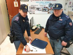 Droga ed altro materiale sequestrato al pusher arrestato dalla Polizia