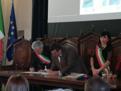Firma del documento di gemellaggio Pietrelcina Betlemme