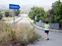 Via Antico Sannio - Una donna corre tra le erbacce