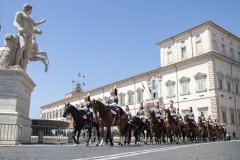 Corazzieri a cavallo per il cambio della guardia solenne al Palazzo del Quirinale