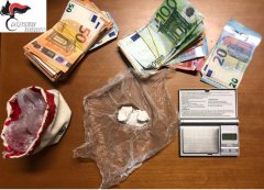 Droga e denaro sequestrati dai Carabinieri (foto archivio)