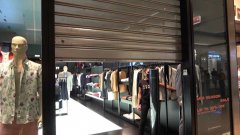 I negozi dei centri commerciali abbassano le saracinesche per protestare contro le chiusure nei week end