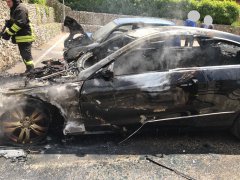 L'auto distrutta dalle fiamme