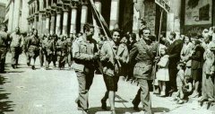Partigiani sfilano per le strade di Milano subito dopo la Liberazione