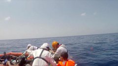 Naufraghi. Medici senza Frontiere recupera dei migranti in mare