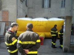 Vigili del Fuoco e materasso gonfiabile, foto di archivio