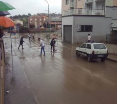 Giovani spalano fango a Ponticelli
