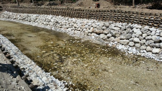 i lavori lungo l'alveo del fiume Isclero