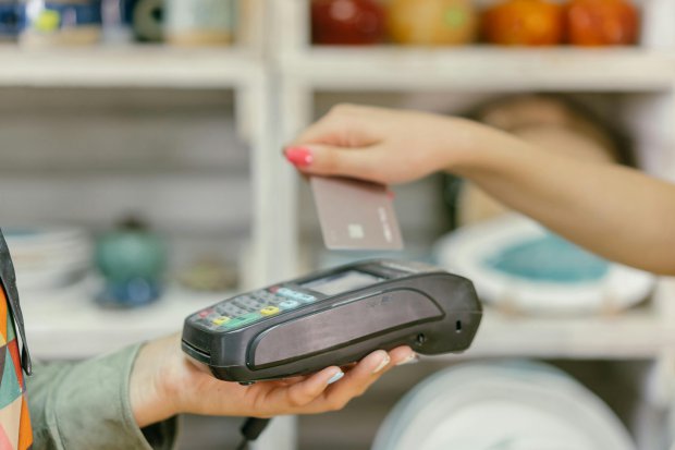 POS, dispositivi che consentono ai clienti di pagare tramite carte di credito, di debito, prepagate in modalità elettronica
