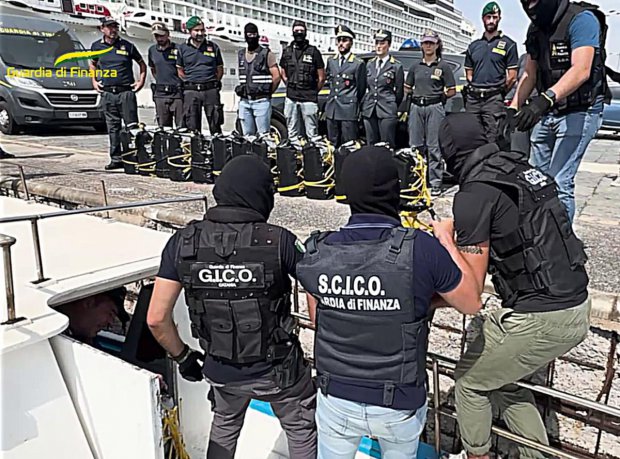 Sequestrati a Catania 540 kg di coca foto: ufficio stampa Guardia di Finanza (ITALPRESS)