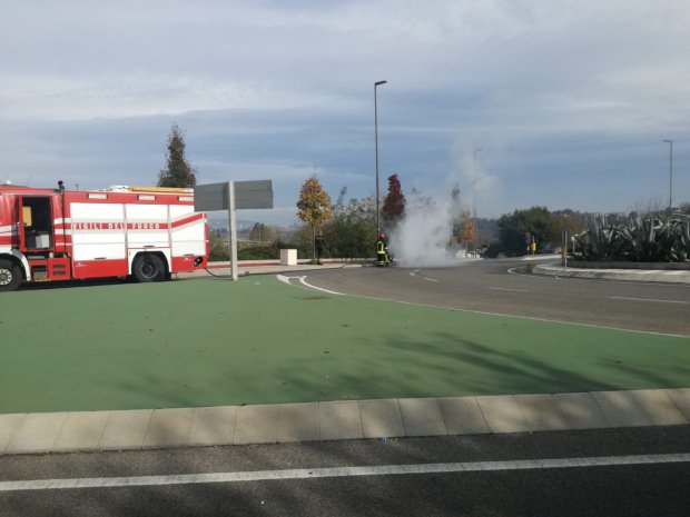 Benevento Auto In Fiamme Al Rione Pacevecchia Illeso Conducente Foto Il Quaderno